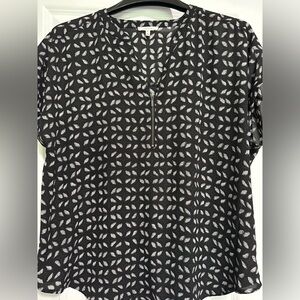 Women’s short sleeve dressy top